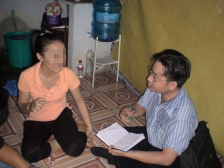 Những đứa trẻ nằm bất động tố cáo lối sống "thoáng" của các cặp đôi sinh viên